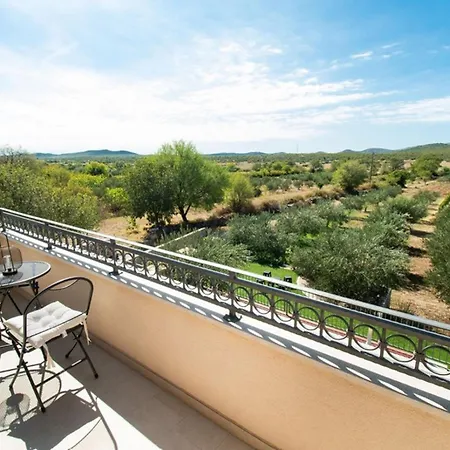 Βίλα Meadow With Swimming Pool *