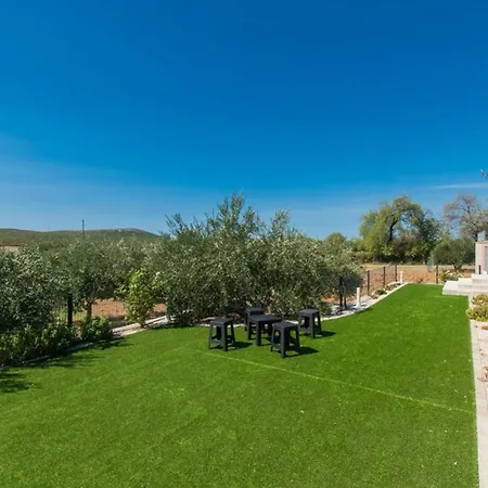 Βίλα Meadow With Swimming Pool *