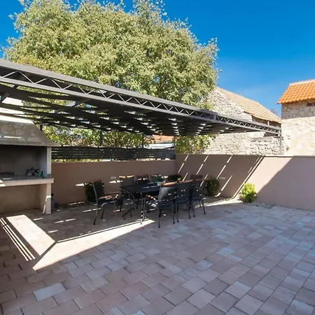 Βίλα Meadow With Swimming Pool