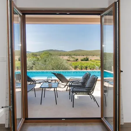 Βίλα Meadow With Swimming Pool