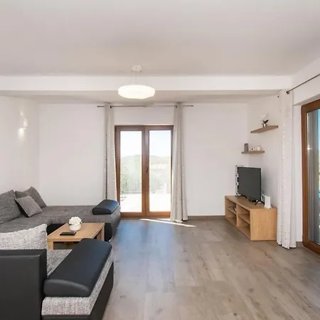 Meadow With Swimming Pool Βίλα