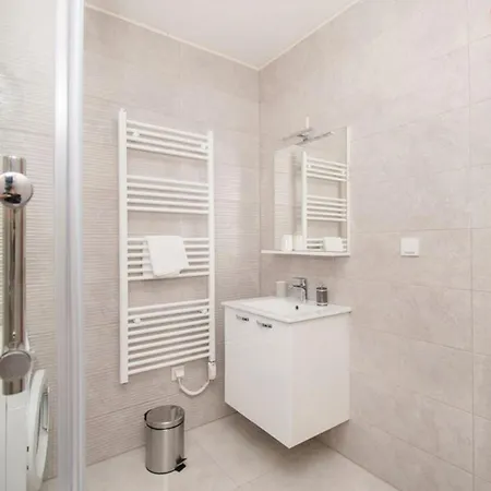 Βίλα Meadow With Swimming Pool *