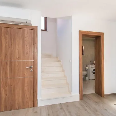 Meadow With Swimming Pool Βίλα Budak