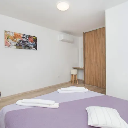 Βίλα Meadow With Swimming Pool