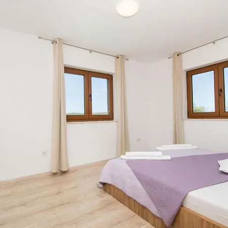 Βίλα Meadow With Swimming Pool *