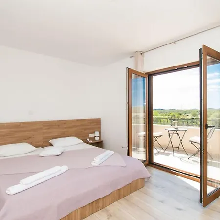 Meadow With Swimming Pool Βίλα Budak