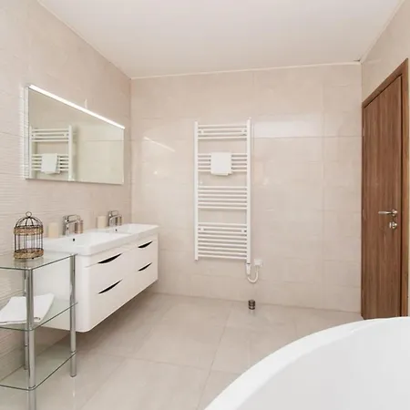 Meadow With Swimming Pool Βίλα Budak