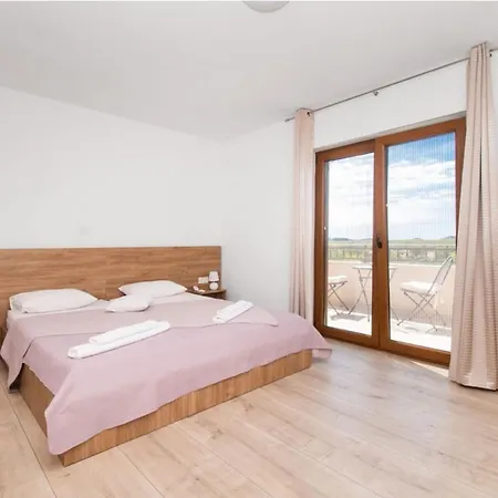 Βίλα Meadow With Swimming Pool