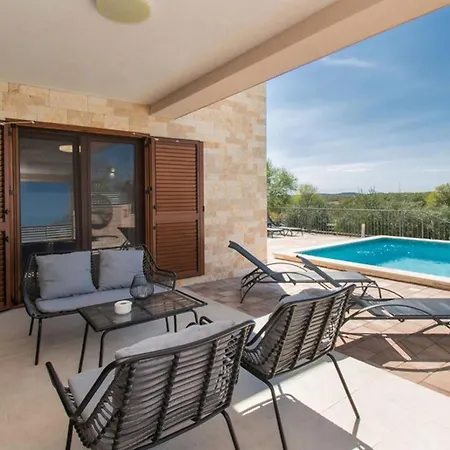 ヴィラ Meadow With Swimming Pool Budak