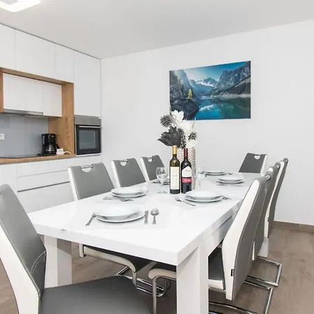 Meadow With Swimming Pool ヴィラ Budak