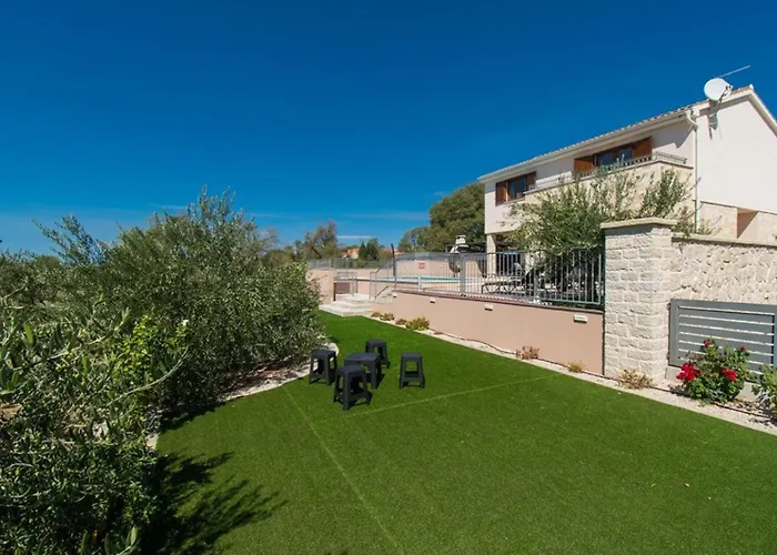 Вилла Meadow With Swimming Pool Budak