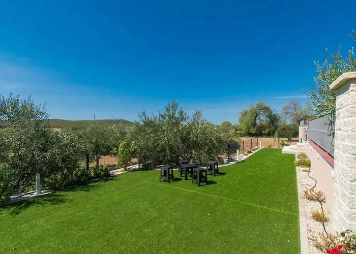 Villa Meadow With Swimming Pool *