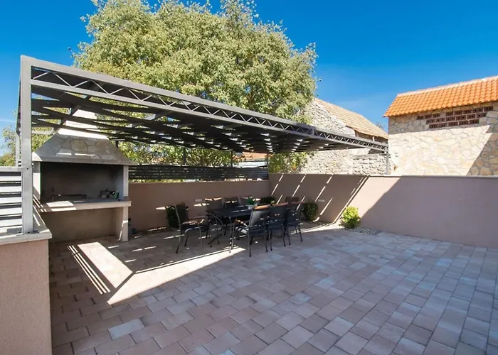 Villa Meadow With Swimming Pool