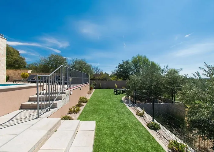 Villa Meadow With Swimming Pool