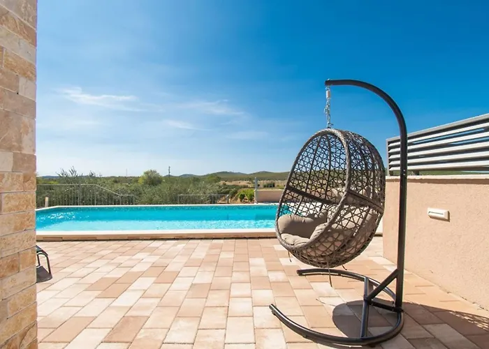 Villa Meadow With Swimming Pool *