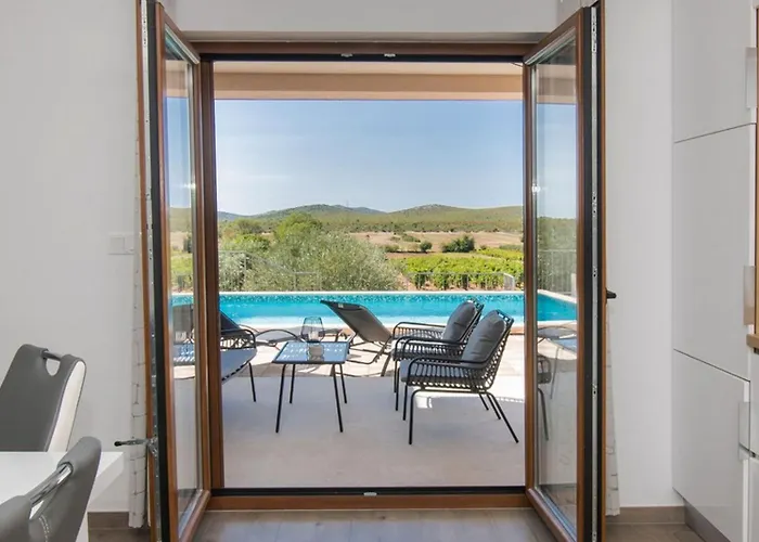 Villa Meadow With Swimming Pool