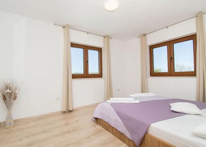 Villa Meadow With Swimming Pool *